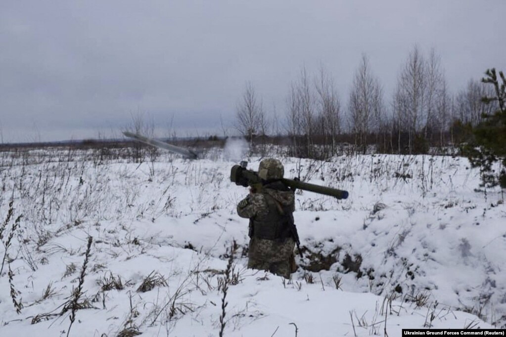 Një ushtar ukrainas aktivizon një raketë dore gjatë stërvitjeve në rajonin Volyn të Ukrainës, më 26 janar.&nbsp; &nbsp;