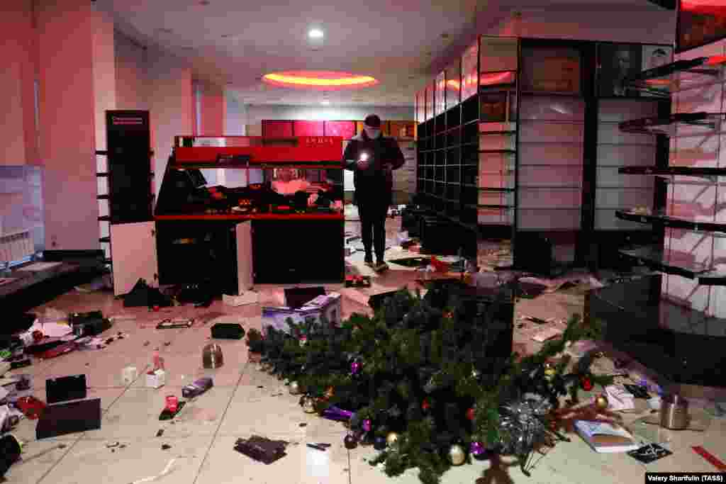 Повалена новорічна ялинка в розграбованій крамниці в Алмати