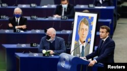 Францускиот претседател Емануел Макрон зборува на церемонијата на оддавање почит на починатиот претседател на Европскиот парламент Дејвид Сасоли, Стразбур, 17 јануари 2022 година.