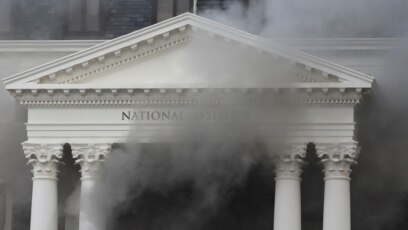 Голям пожар е избухнал в южноафриканския парламент в Кейптаун съобщава