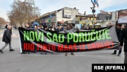 Manifestanții ecologiști au blocat o șosea principală din orașul Novi Sad în timpul protestelor contra exploatării de litiu preconizate de gigantul internațional, Rio Tinto.