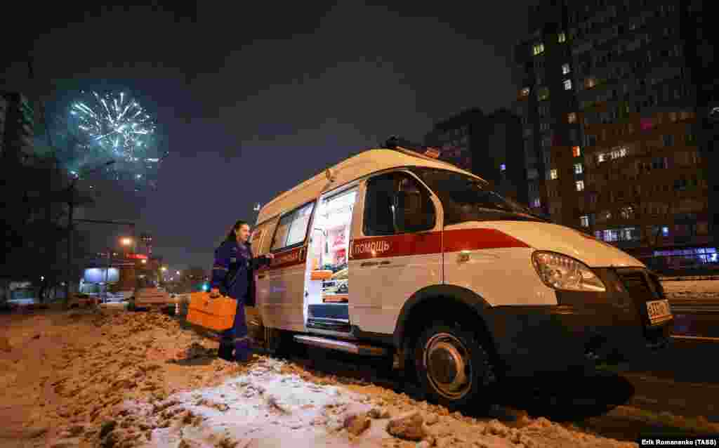 Një infermiere duke iu përgjigjur një thirrjeje të pranuar nga Spitali i Kujdesit Urgjent në Rostov mbi Don, Rusi, më 1 janar.