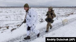 Patrulă militară ucraineană, pe linia de demarcație cu regiunile controlate de separatiștii pro-ruși din Donbas.