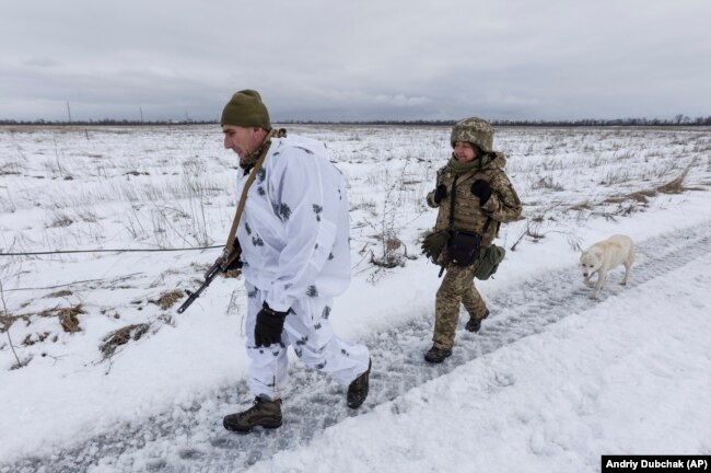 Украинские военнослужащие на линии соприкосновения сторон с сепаратистами в Донецкой области