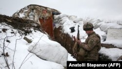 Ukrajinski vojnik na borbenoj liniji sa proruskim separatistima u istočnom regionu Lugansk u Ukrajini, januar 2022. 