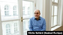 Bojár Gábor, az ellenzéki miniszterelnök-jelölt gazdasági tanácsadója a Szabad Európa szerkesztőségében