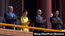 Nurszultan Nazarbajev (balra) még Kazahsztán elnöként vett részt a II. világháború végének hetvenedik évfordulójáról megemlékező ünnepségen Pekingben 2015. szeptember 3-án. Mellette Park Gun-hje dél-koreai, Vlagyimir Putyin orosz és Hszi Csin-ping kínai elnök