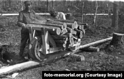 Prizonierii folosesc un sistem feroviar rudimentar pentru a transporta bușteni în afara unui lagăr de muncă din regiunea Leningrad la începutul anilor 1930.