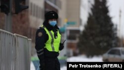 Әкімдік маңында жүрген полиция қызметкері. Нұр-Сұлтан, 5 қаңтар 2022 жыл.