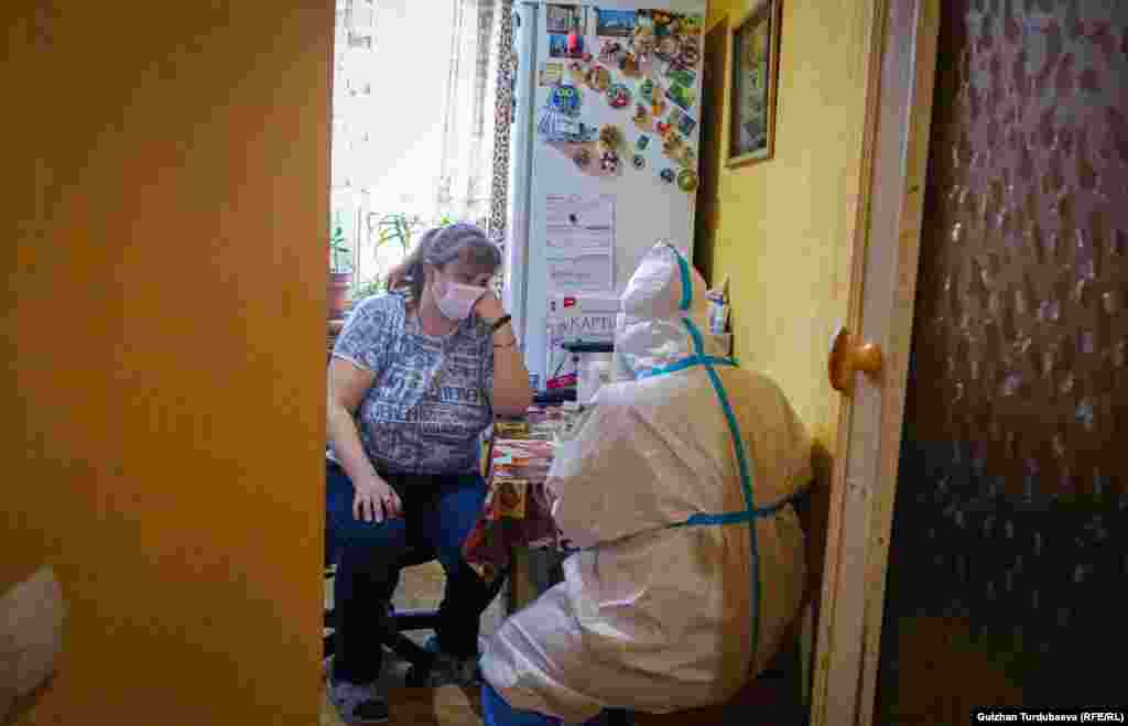 Дарыгер Айгүл Өмүралиева бейтапка дарыларды жазып берүүдө.&nbsp; &quot;Биз бейтаптын өпкөсүн тыңшап, сатурациясын текшеребиз. Эгер абалы жакшы болсо көбүрөөк суу ичүүсүн сунуштайбыз. Эгер пневмонияга шек санасак дароо эле тез жардамды чакырабыз. Негизи ооруган адам оорудум деп жатып албашы керек. Басып, көнүгүүлөрдү жасап, жакшы тамактанып, сууну көп ичсе бат эле сакайып кетет&quot;, - дейт дарыгер.&nbsp;