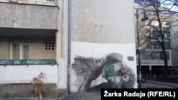 Mural Ratku Mladiću i dalje stoji na zgradi u centru Beograda.