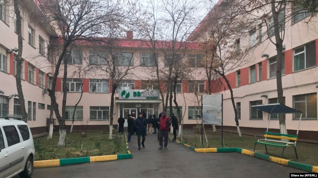 Люди у городской клинической больницы. Шымкент, 13 января 2022 года