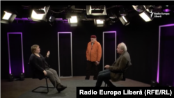 Moldova, Vasile Botnaru speaks with writers maria Pilchin and Iacob florea
