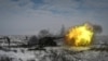 Российские военнослужащие стреляют из гаубицы на Кузьминском полигоне в Ростовской области, Россия, 26 января 2022 года