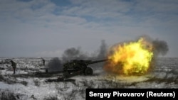 Російський військовослужбовець стріляє з гаубиці під час навчань на Кузьмінському полігоні на півдні Ростовської області, Росія, 26 січня 2022 року