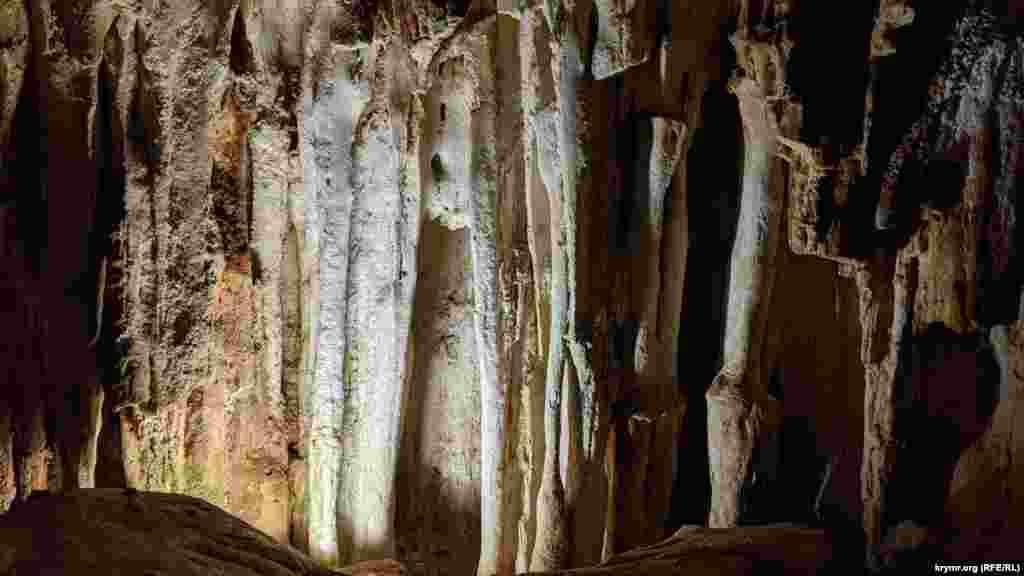 Причудливые карстовые образования в пещере созданы за миллионы лет