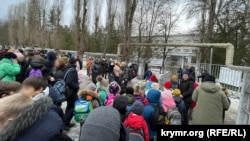 Эвакуация в одной из школ Симферополя, Крым, 21 января 2022 года