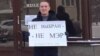 Гражданский активист Сергей Постников провел одиночный пикет за прямые выборы мэра перед пленарным заседанием. 