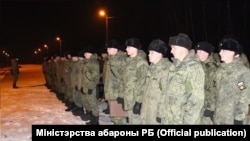 Orosz csapatok, miután megérkeztek a belarusz Palonka állomására