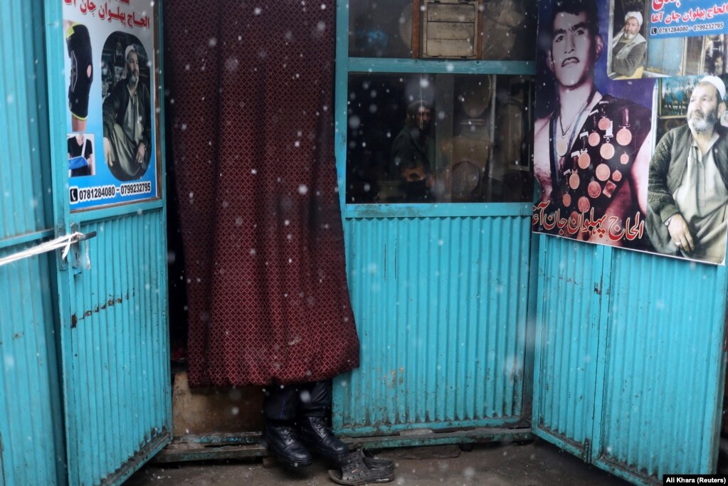 Egy boltos bámészkodik üzlete ablakából.&nbsp;Az ENSZ szerint több mint 23 millió afgán számára válhat létfontosságúvá az élelmiszersegély télen&nbsp;