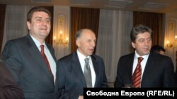 Валентин Златев и президентът Георги Първанов. Между тях е посланикът на Русия в България от 2004 до 2008 г. Анатолий Потапов.