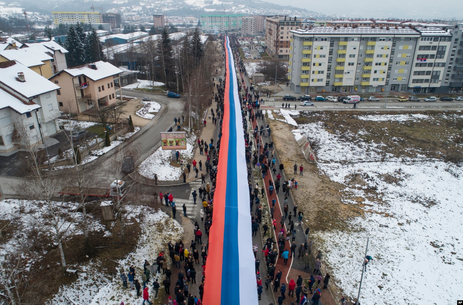 Serbët e Bosnjës duke mbajtur një flamur gjigant serb teksa marshonin në Sarajevë më 9 janar.