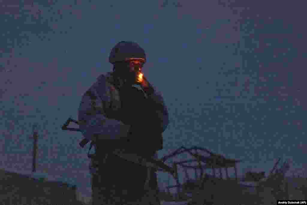 Український військовий на лінії відокремлення від проросійських сепаратистів у Донецькій області на сході України 30 грудня 2021 року