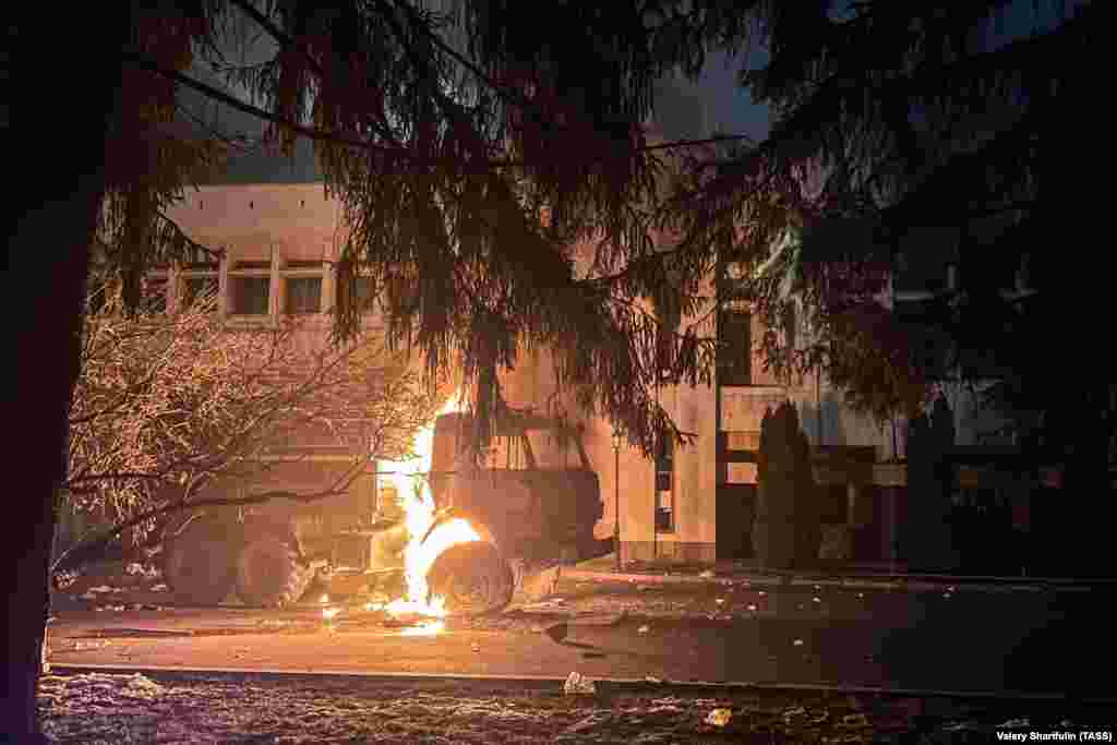 Një kamion duke u djegur afër zyrës së kryebashkiakut të qytetit Almati mbrëmjen e 5 janarit. Gjatë natës pati dhunë dhe plaçkitje në qytet pasi protestat masive antiqeveritare përfshinë pjesën më të madhe të Kazakistanit.&nbsp;