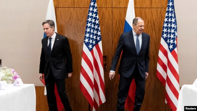 Госсекретарь США Энтони Блинкен (слева) и министр иностранных дел России Сергей Лавров перед переговорами в Женеве 21 января 2022 года