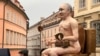 Статуя Пуціна ў іранічна-парадыйным стылі на антырасейскім пратэсьце ў Празе, архіўнае фота