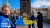 «Українці мають бути єдині по всьому світу»: живий ланцюг соборності Україні в Празі – відео