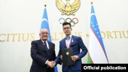 Нодирбек Абдусатторовга (чапда) давлат мукофотини президент маслаҳатчиси Абдужаббор Абдувоҳидов топширди. Президент матбуот хизмати фотоси.