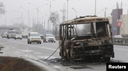 Автобус, сожжённый во время массовых протестов, вызванных повышением цен на топливо, в Алматы. Казахстан, 8 января 2022 года