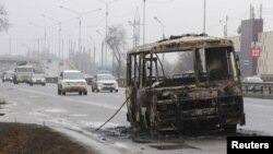 Сгоревший автобус на дороге в Алматы