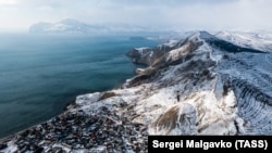Вид с воздуха на заснеженное село Орджоникидзе у Черного моря, январь 2022 года