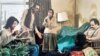 اکبر عبدی، حسین سرشار، منیژه سلیمی، ایرج راد، و یارتا یاران در صحنه‌ای از فیلم «اجاره‌نشین‌ها»