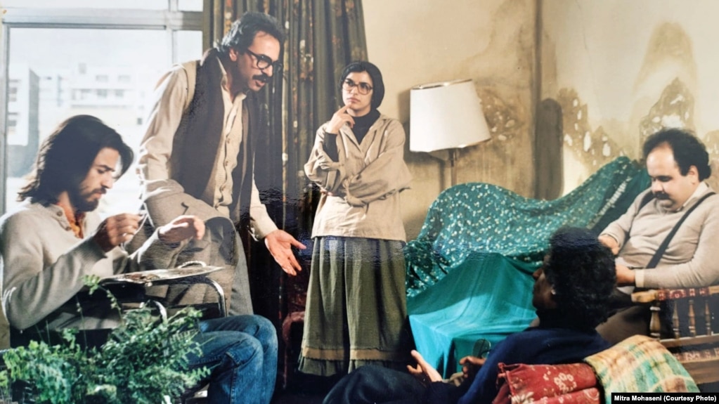 اکبر عبدی، حسین سرشار، منیژه سلیمی، ایرج راد، و یارتا یاران در صحنه‌ای از فیلم «اجاره‌نشین‌ها»