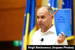 Din legea lui Daniel Funeriu, fost ministru al Educației, a rămas doar scheletul, reforma inițiată de el fiind un eșec din cauza disensiunilor dintre partide.