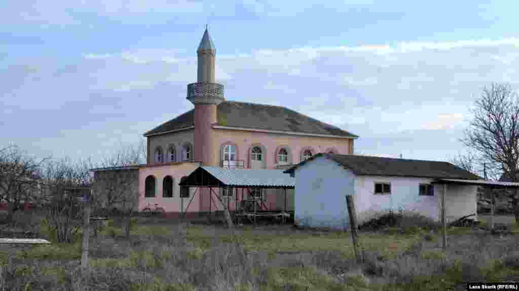 Сельская мечеть расположена на улице Школьной. В 2015 году неизвестные дважды разбили окна мечети камнями