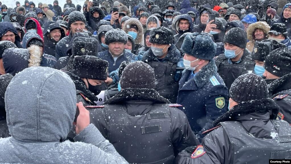 Митинг против повышения цен в Уральске. Западно-Казахстанская область, 4 января 2022 года. Фото предоставлено Mgorod.kz
