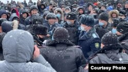 Митинг против повышения цен в Уральске. Западно-Казахстанская область, 4 января 2022 года. Фото предоставлено Mgorod.kz
