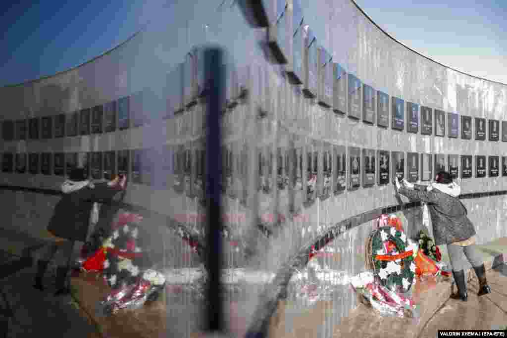 &nbsp;A Kosovo Albanian women visits the graves of 44 ethnic Albanian civilians killed in January 1999 during the war between Serb security forces and Albanian guerrillas, in the Kosovar village of Racak.&nbsp;