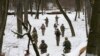 Членове на доброволен военен отряд към украинските въоръжени сили провеждат обучение в парк в Киев, 22 януари 2022.