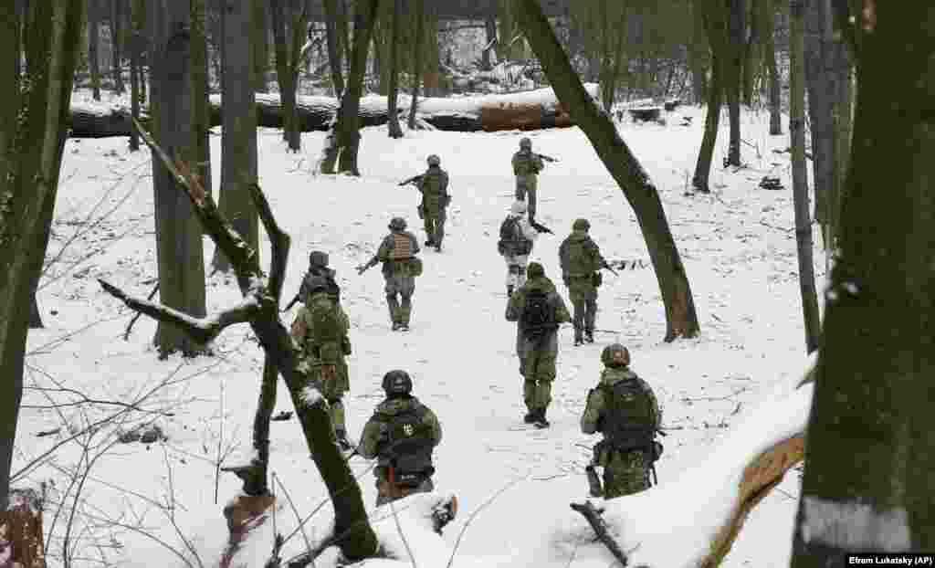 Membrii unităților voluntare din armata ucraineană participă la un antrenament dintr-un parc din Kiev, în contextul tensiunilor tot mai ridicate de la granița Ucrainei cu Rusia, 22 ianuarie 2022.
