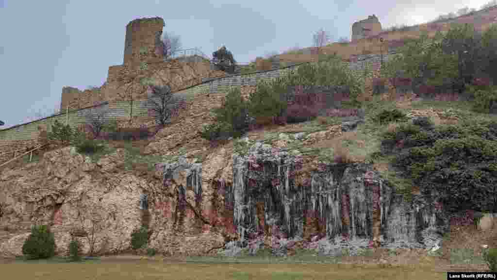Стекающие струйки грунтовых вод замерзли и образовали ледяной &laquo;водопад&raquo; на скале под генуэзской крепостью Чембало