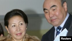 Кыргызстандын мурдагы президенти Аскар Акаев жубайы Майрам Акаева менен. 