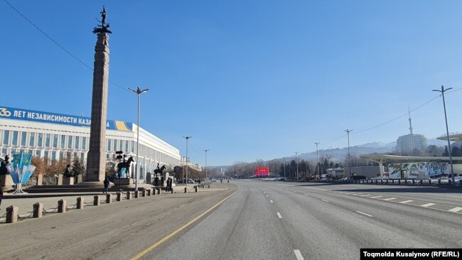 Полиция Республика алаңы арқылы өтетін жолды жауып тұр. Алматы, 3 қаңтар 2022 ж.