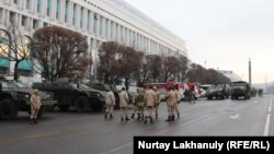Қозоғистонлик куч ишлатар тузилмалар ходимлари ва ҳарбий техника Олмаота марказий майдонида, 2022 йил 5 январи