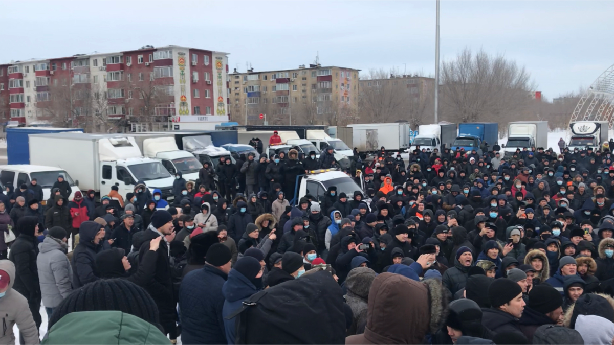 В Актобе водители прорвали оцепление и устроили протест у акимата