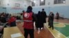 Часть эвакуированных жителей разместили в спортивном зале школы. 28 января 2021 года
